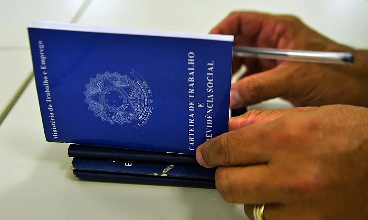 Nova lei estabelece prazos para licença-paternidade, aumentando gradualmente até 2029.