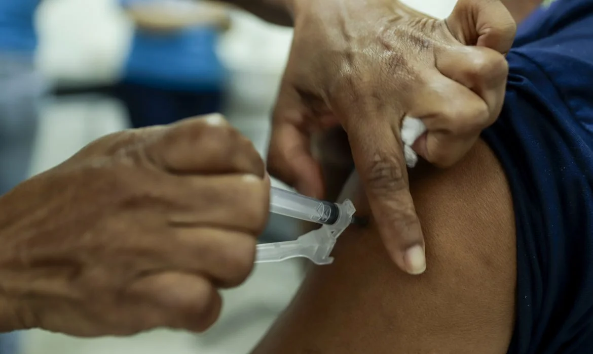 Crescimento de casos de influenza A no Brasil segundo o Boletim InfoGripe da Fiocruz.