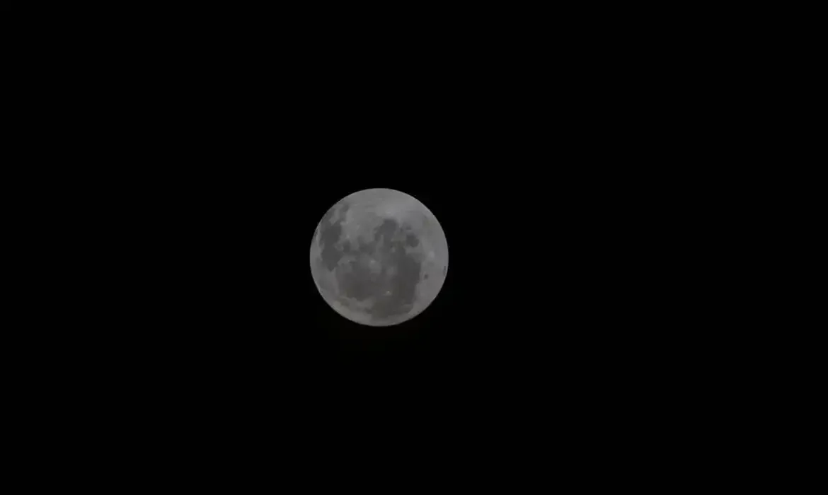Foto inédita da Lua capturada pela missão Artemis 2 da Nasa.
