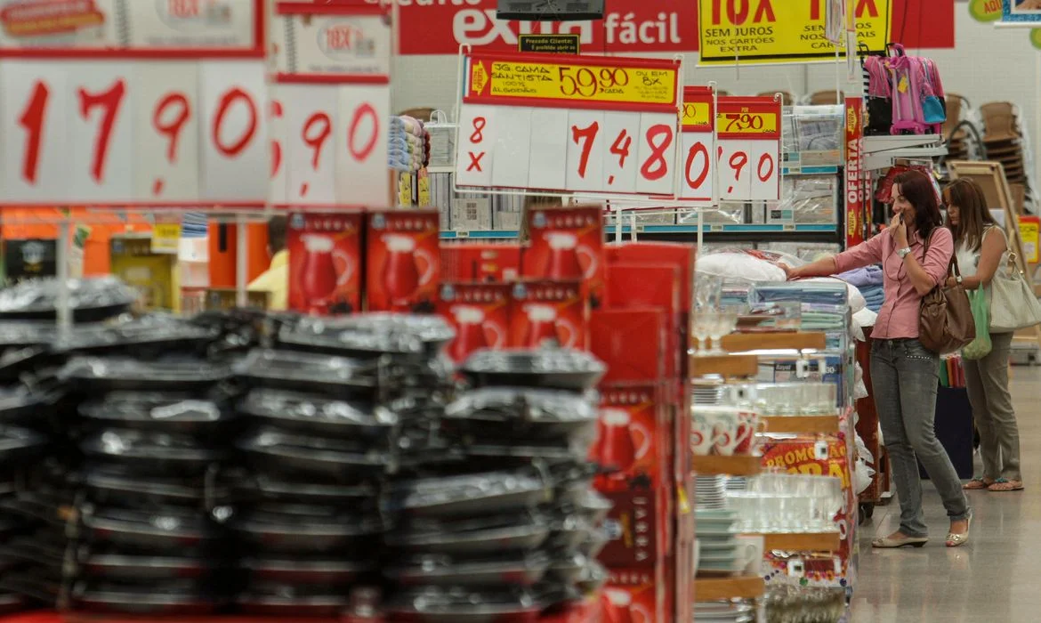 Previsão do IPCA sobe para 4,36% devido a tensões no Oriente Médio.