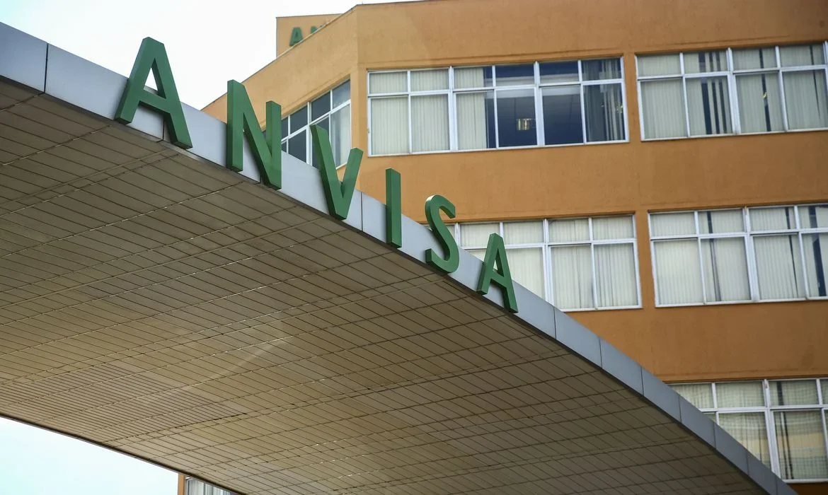 Anvisa proíbe lotes de suplemento de Moringa devido a risco de Salmonella resistente.