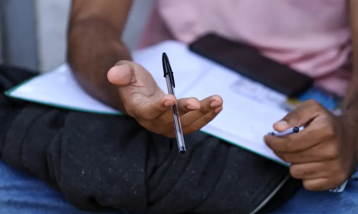 Estudantes podem solicitar isenção da taxa do Enem 2026 entre 13 e 24 de abril.