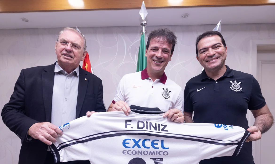 Fernando Diniz assume como novo técnico do Corinthians após demissão de Dorival Júnior.