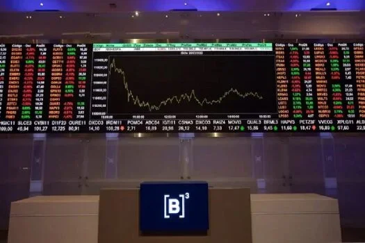 Ibovespa em queda de 1% com tensões entre Irã e EUA afetando o mercado financeiro.