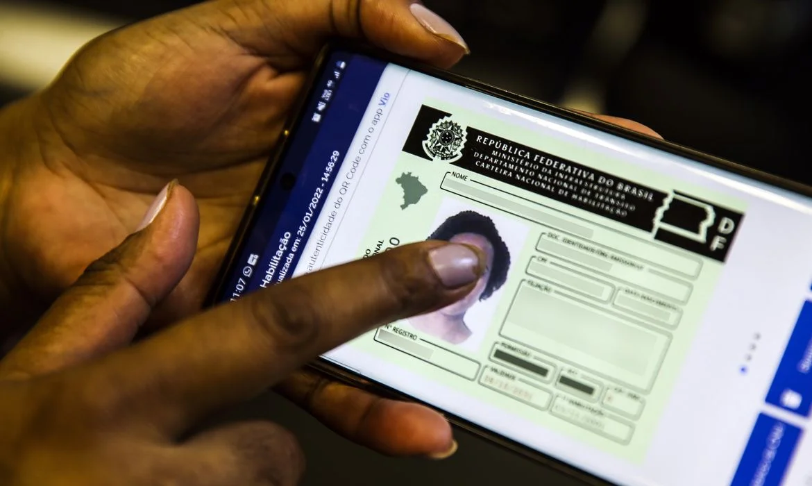 Entidades médicas alertam sobre riscos da renovação da CNH sem exames de aptidão física e mental.