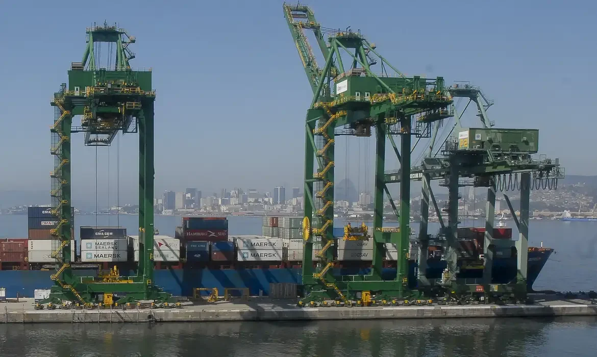Queda nas exportações do Brasil para o Oriente Médio devido à guerra em 2025.