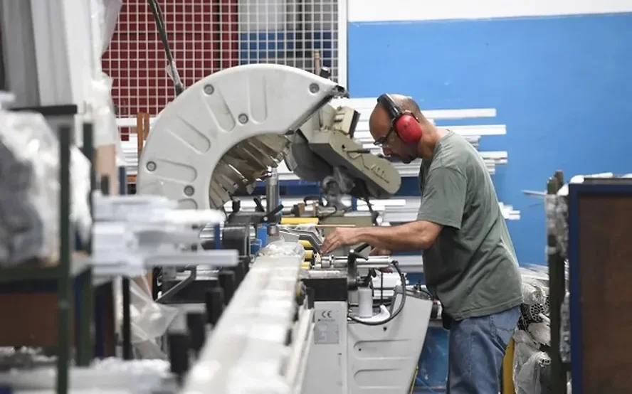 Faturamento da indústria de transformação cresce 4,9% em fevereiro de 2026.