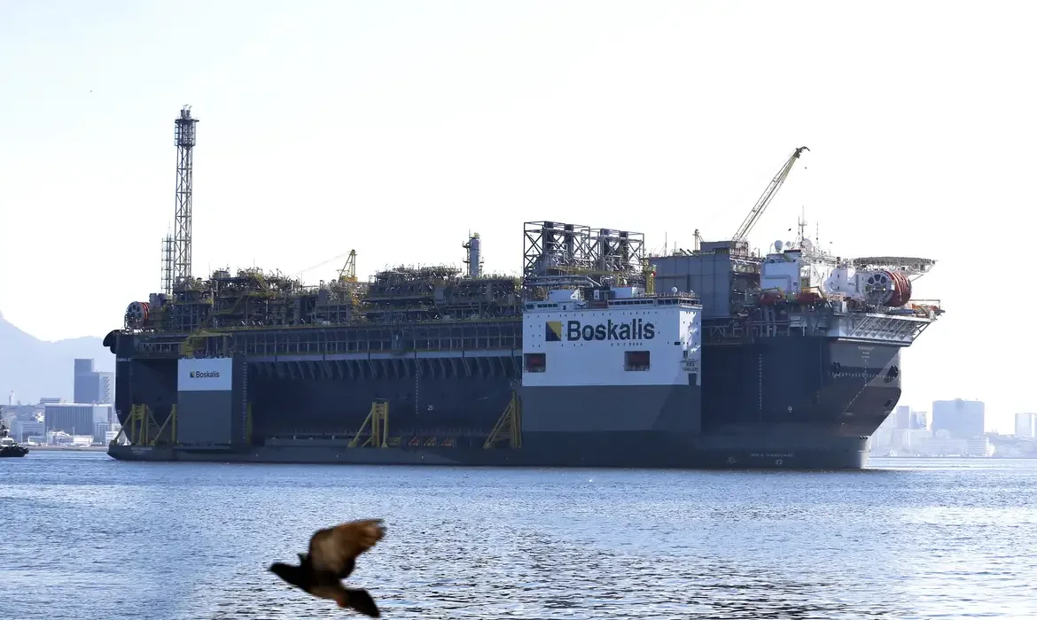 Exxon e Shell enfrentam redução na produção devido à guerra no Irã e ataques a ativos.