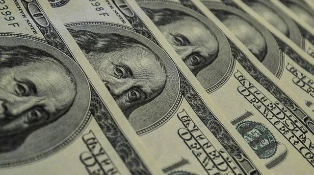 Federal Reserve projeta retorno da inflação à meta de 2% até 2027 nos EUA.