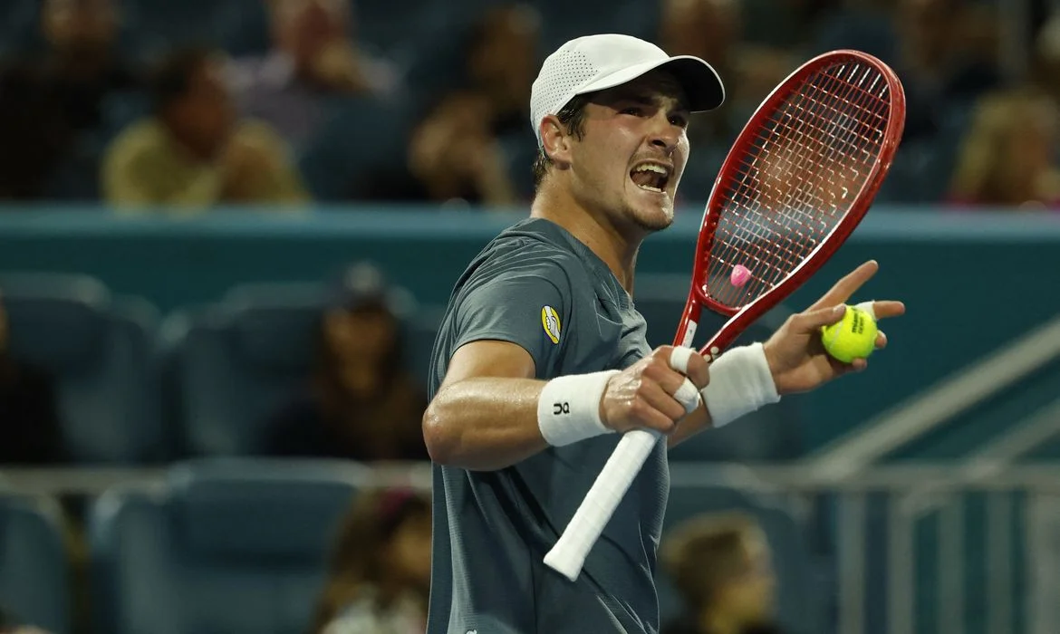João Fonseca celebra vitória sobre Matteo Berrettini no Masters 1000 de Monte Carlo.
