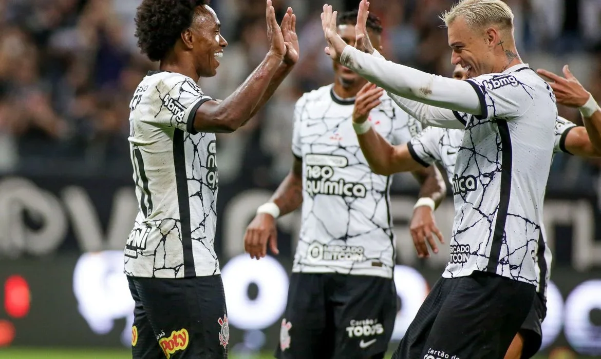 Corinthians vence Platense na estreia de Diniz na Libertadores com gols de Kayke e Yuri Alberto.