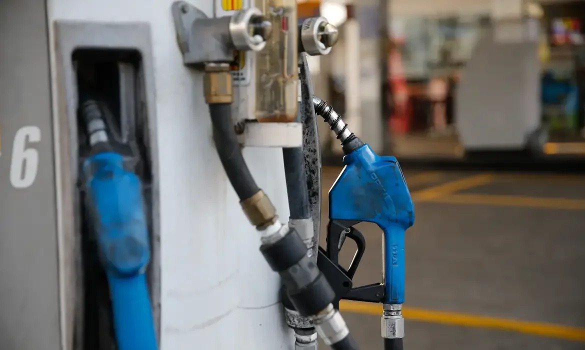 Queda no preço do diesel é anunciada pela ANP após conflito no Oriente Médio.
