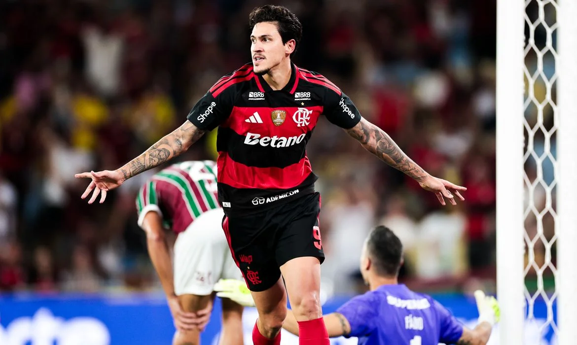 Pedro e Samuel Lino destacam-se na vitória do Flamengo sobre o Fluminense no Maracanã.