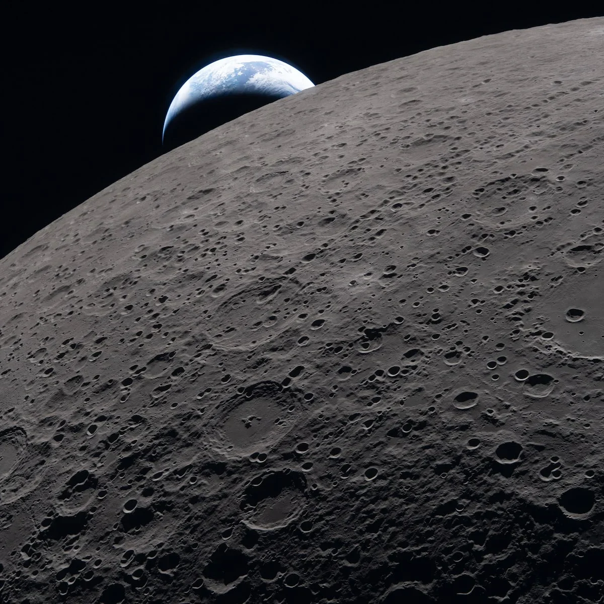 Imagens da missão Artemis II mostram crateras e relevo lunar detalhados.