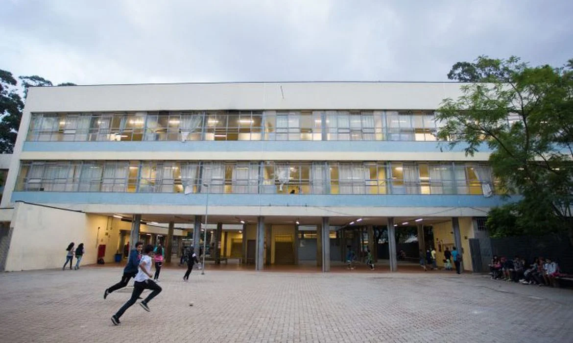 Professores da rede estadual de SP finalizam greve e planejam novas mobilizações.