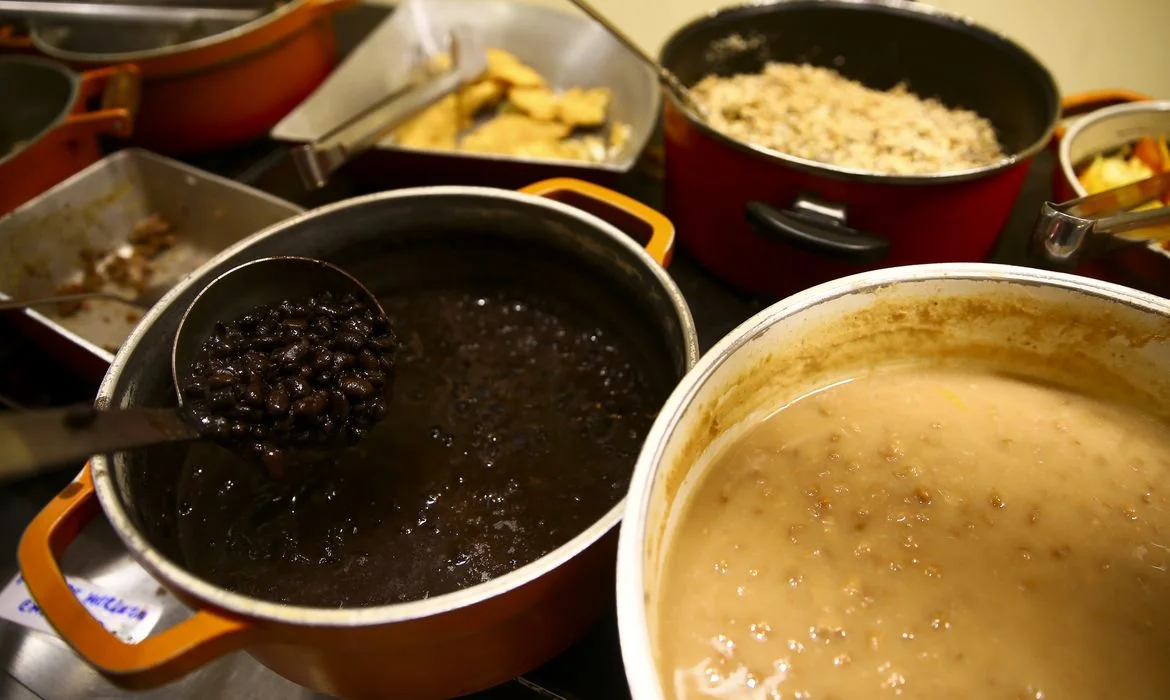Mais de 60% das famílias em favelas brasileiras sofrem com insegurança alimentar e má nutrição.