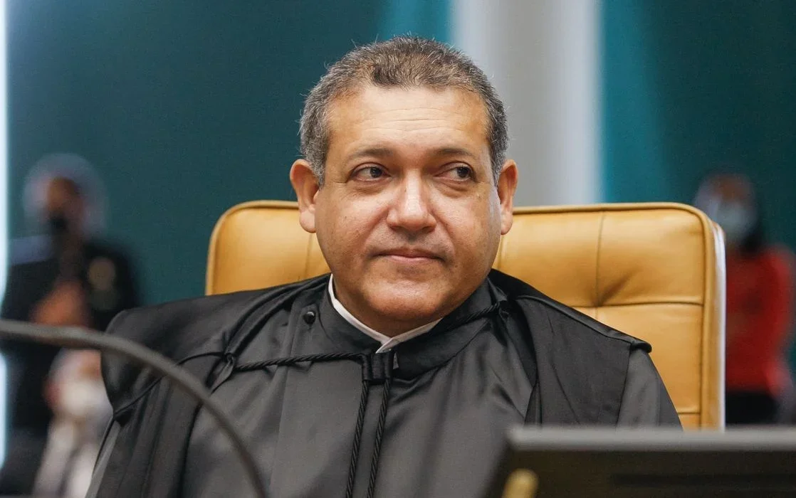 Ministro Nunes Marques assume presidência do TSE, com André Mendonça como vice-presidente.