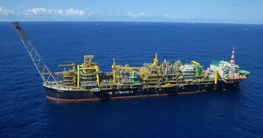 Irã resiste ao bloqueio americano no Estreito de Ormuz com reservas de petróleo.