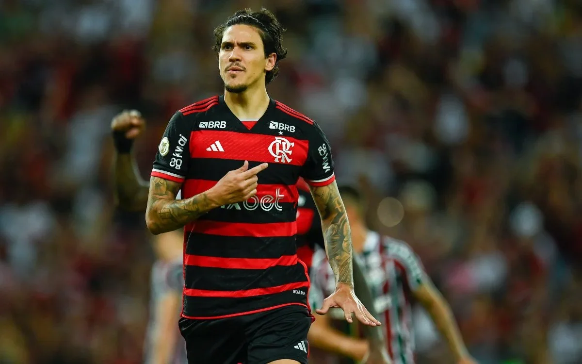 Atacante Pedro recebe homenagem por se tornar o maior artilheiro do Flamengo no século 21.