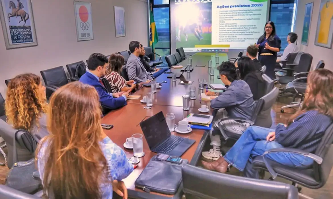 Reunião sobre estratégia de comunicação da Copa do Mundo Feminina 2027 no Brasil.