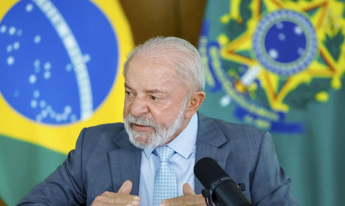 Projeto de lei enviado por Lula propõe jornada de trabalho de 40 horas semanais.