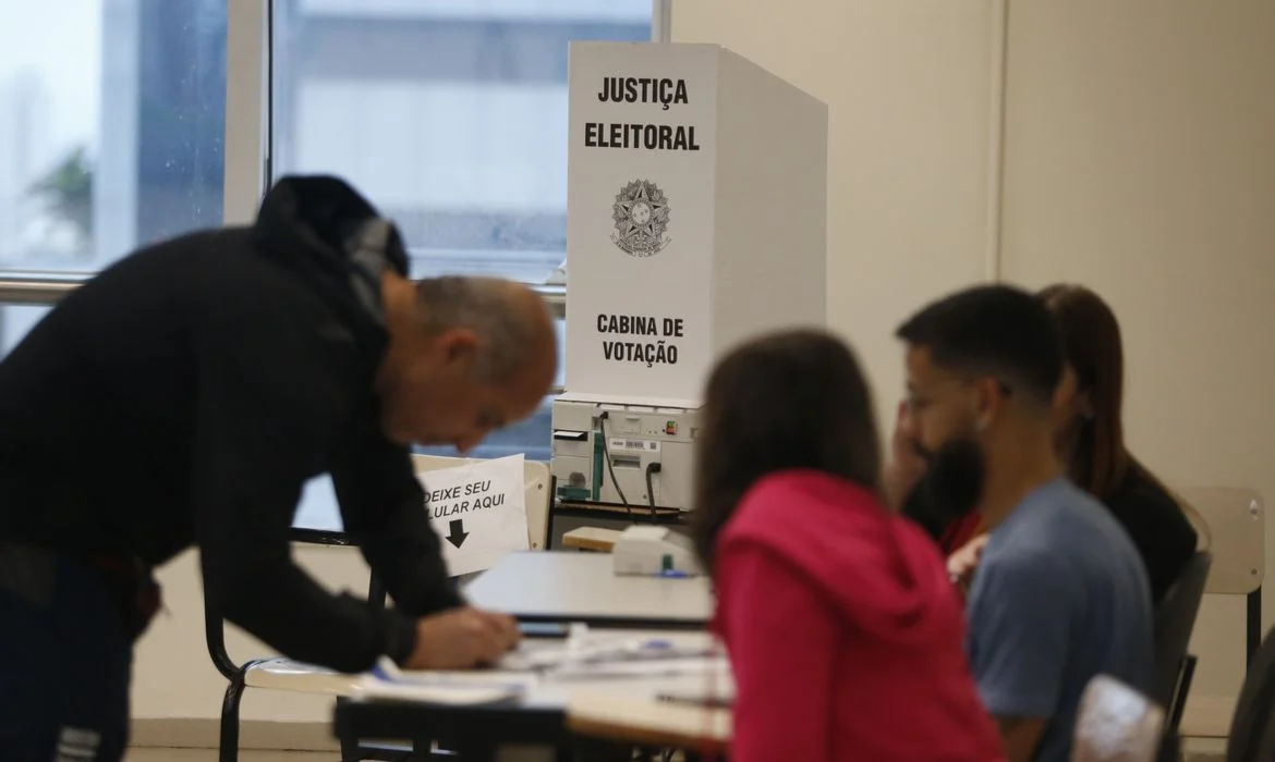 Pesquisa revela aumento do eleitorado acima de 60 anos e seu impacto nas eleições de 2024.