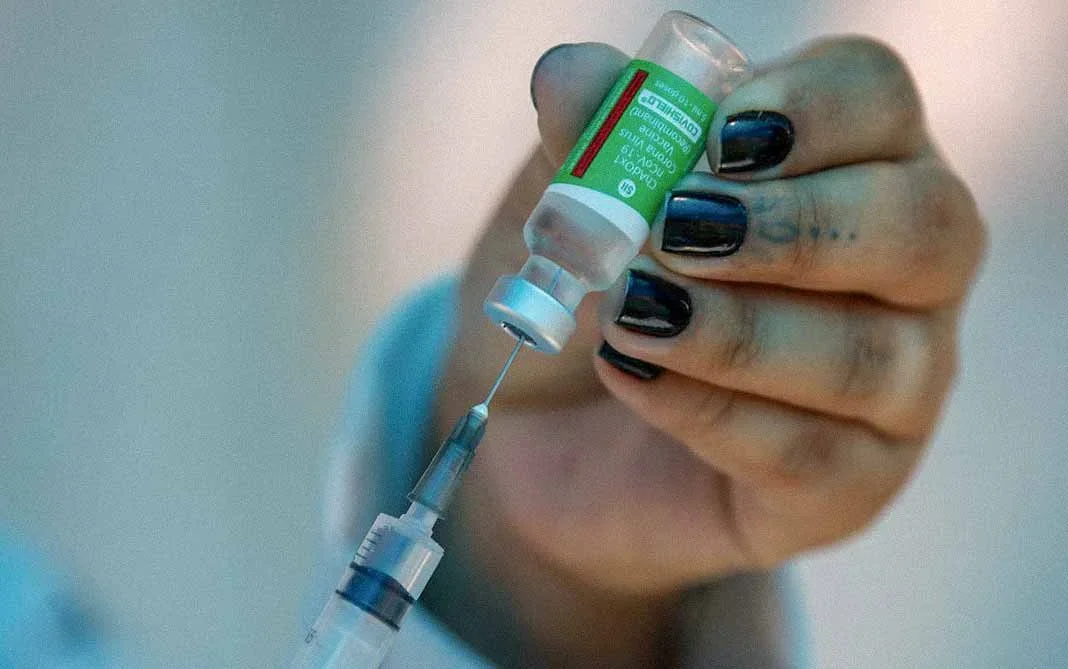 Vacina Arexvy é aprovada para uso em adultos contra vírus sincicial respiratório.