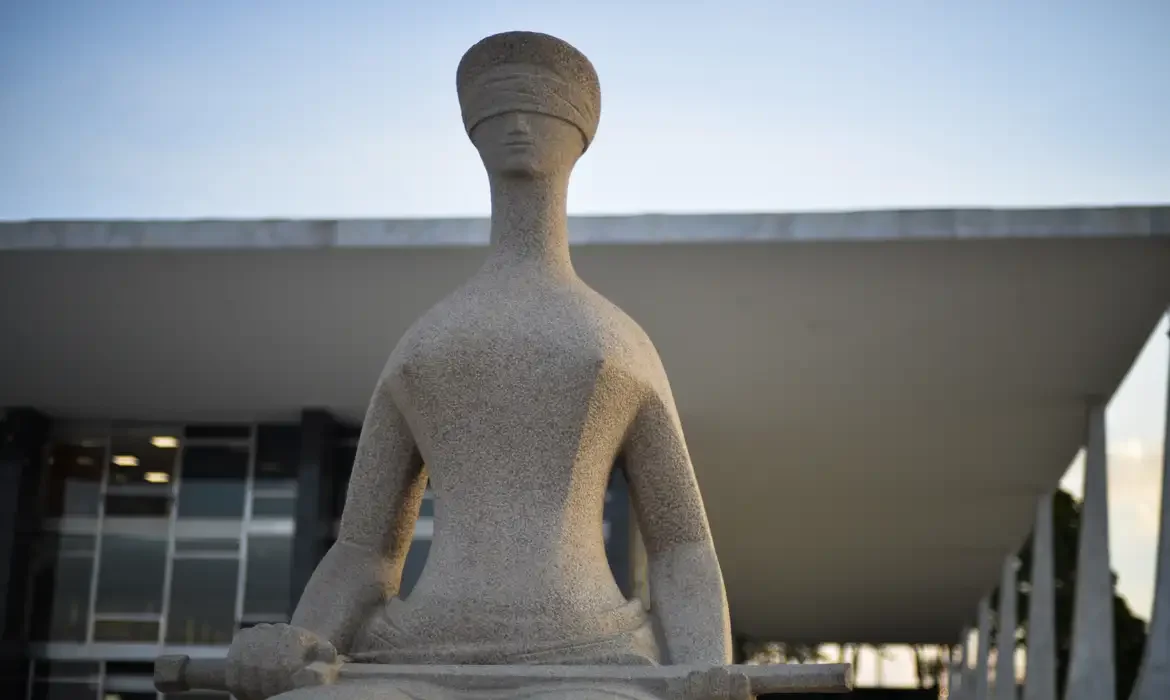 Supremo Tribunal Federal adia julgamento sobre nepotismo em nomeações políticas.