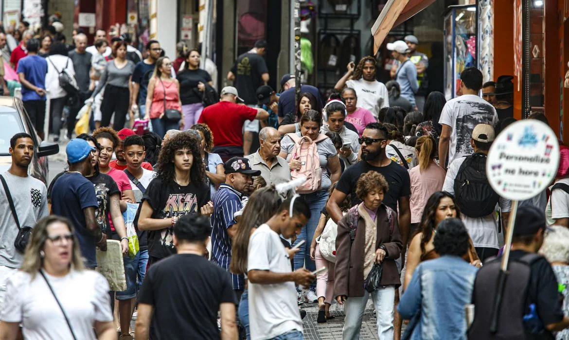 Crescimento da população brasileira e envelhecimento da população em 2025.