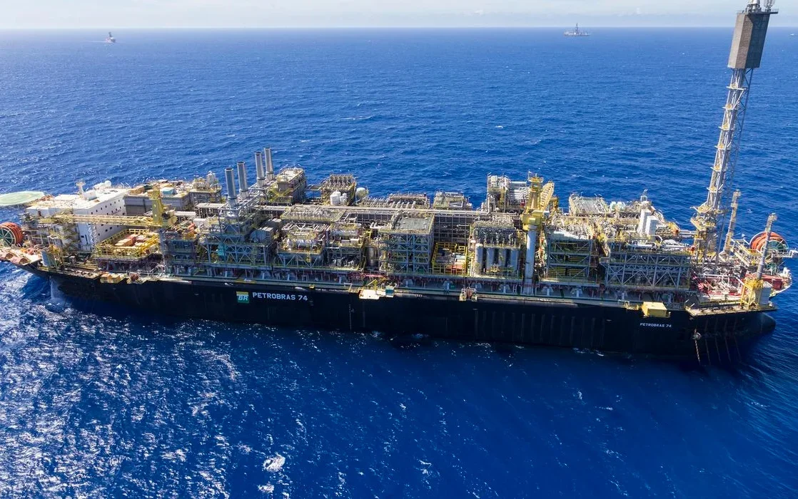Estreito de Ormuz reaberto para navios comerciais após acordo de cessar-fogo no Líbano.