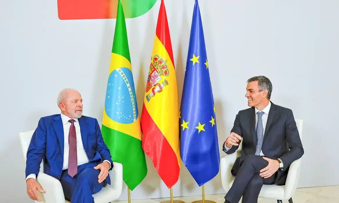 Presidentes do Brasil e Espanha assinam acordos sobre tecnologia digital e big techs.