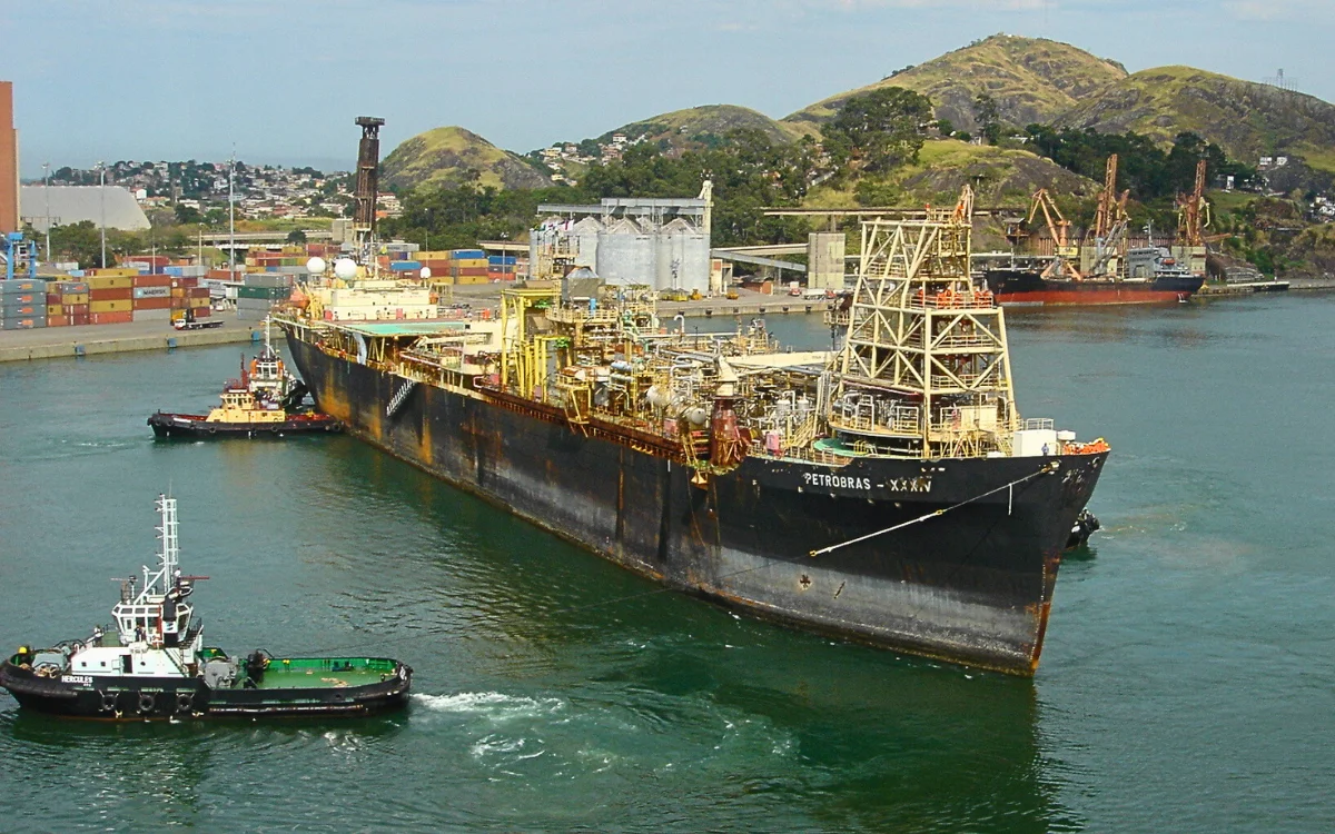 Queda do petróleo em quase 10% após reabertura do Estreito de Ormuz.