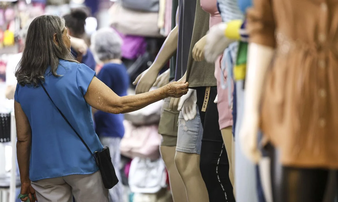 Crescimento da economia prateada com consumidores e empreendedores acima de 60 anos.
