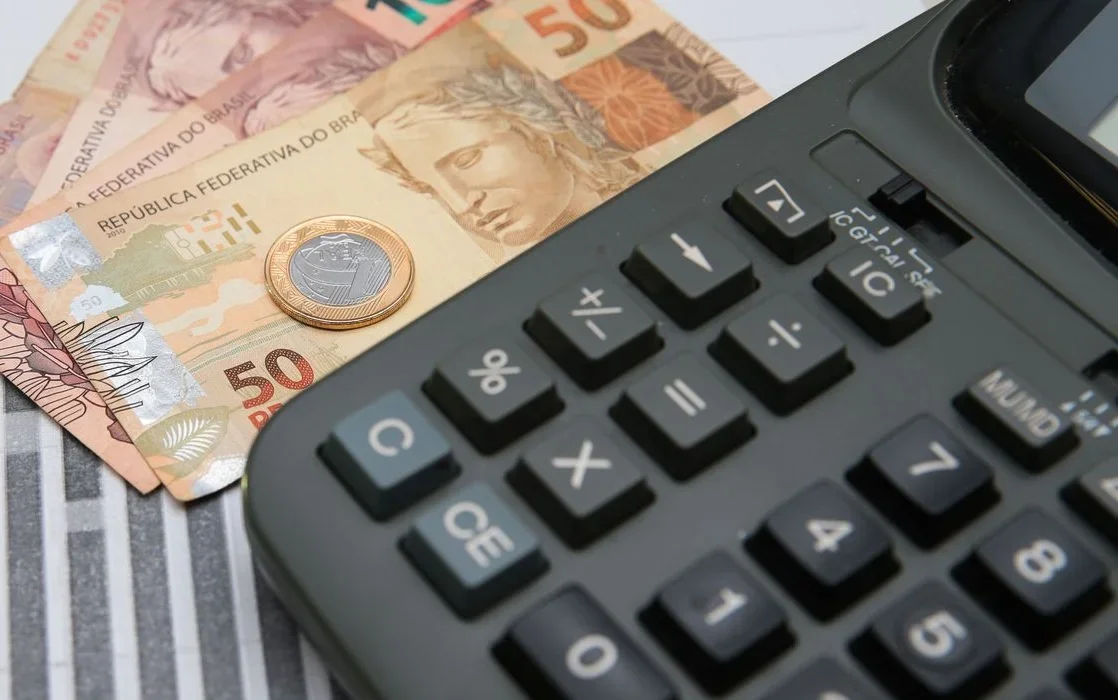 Taxas de juros avançam com aumento da aversão a risco e novas projeções de Selic.