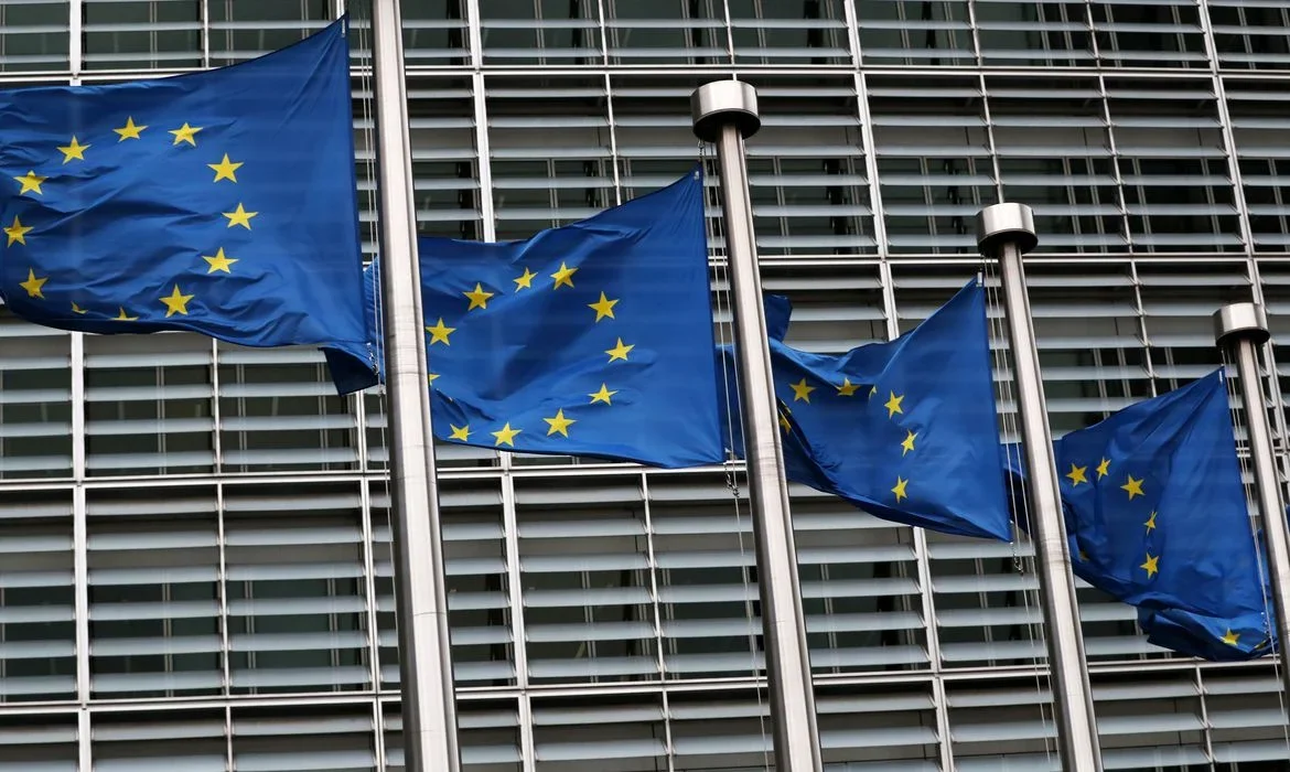 Comissão Europeia anuncia ações para transição energética e proteção dos consumidores na UE.
