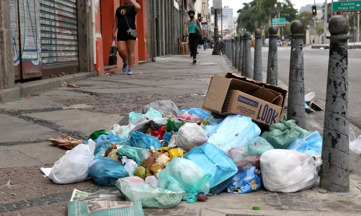 Câmara dos Deputados aprova projeto de lei sobre multas para descarte de lixo