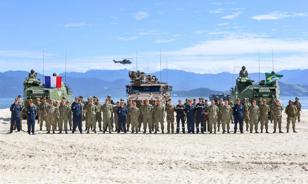 Grupo naval francês Jeanne D`Arc realiza missão de formação no Rio de Janeiro.