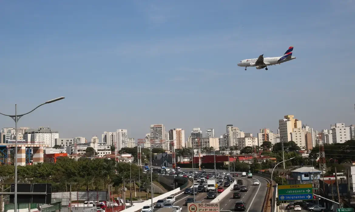 Empresas aéreas obtêm crédito para lidar com aumento de custos operacionais e combustíveis.
