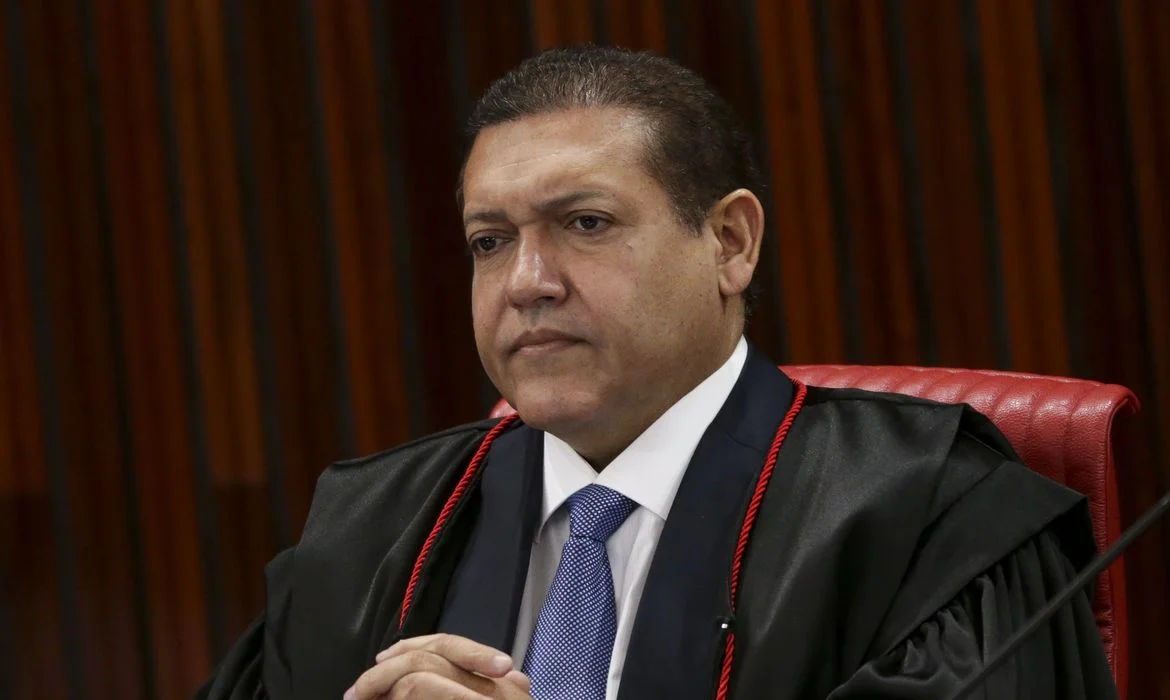 Ministro Nunes Marques assume a presidência do TSE após Cármen Lúcia.