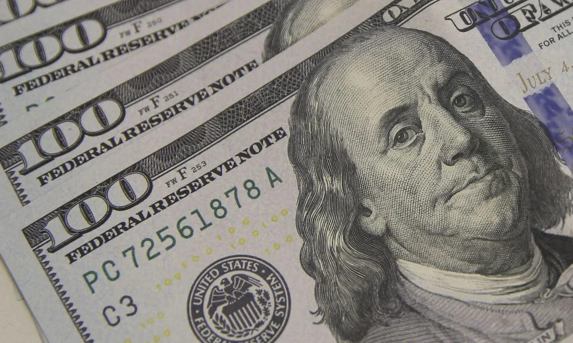 Dólar em baixa devido à alta do petróleo e tensões entre EUA e Irã.