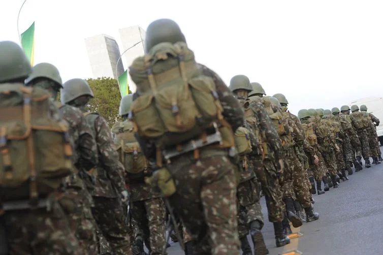 Mais de 500 funcionários do Google assinam carta contra uso militar de inteligência artificial.