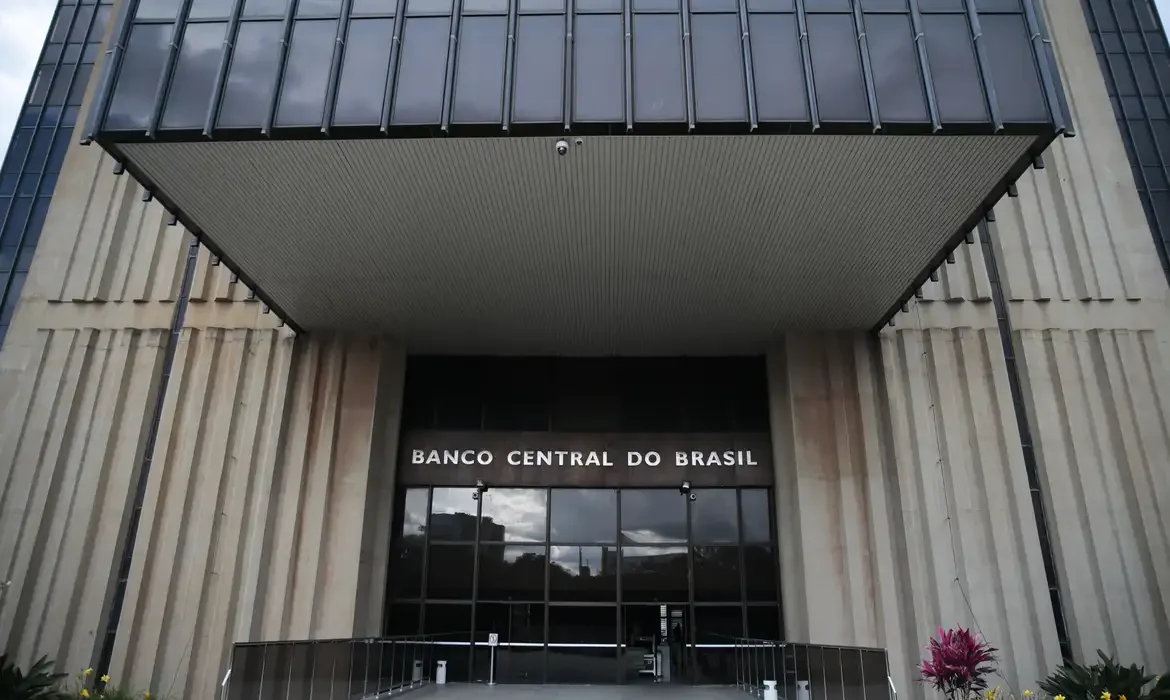 Comitê de Política Monetária discute a Selic enquanto inflação e guerra impactam economia.