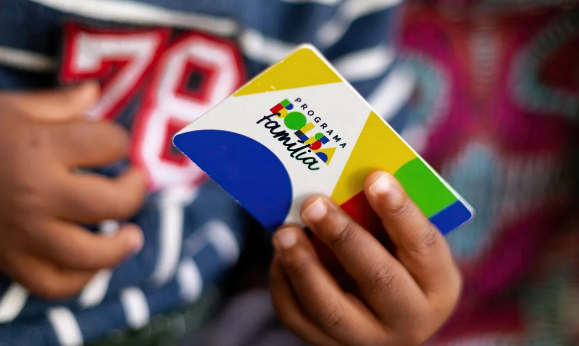 Beneficiários recebem parcela de abril do Bolsa Família com valor médio de R$ 678,22.
