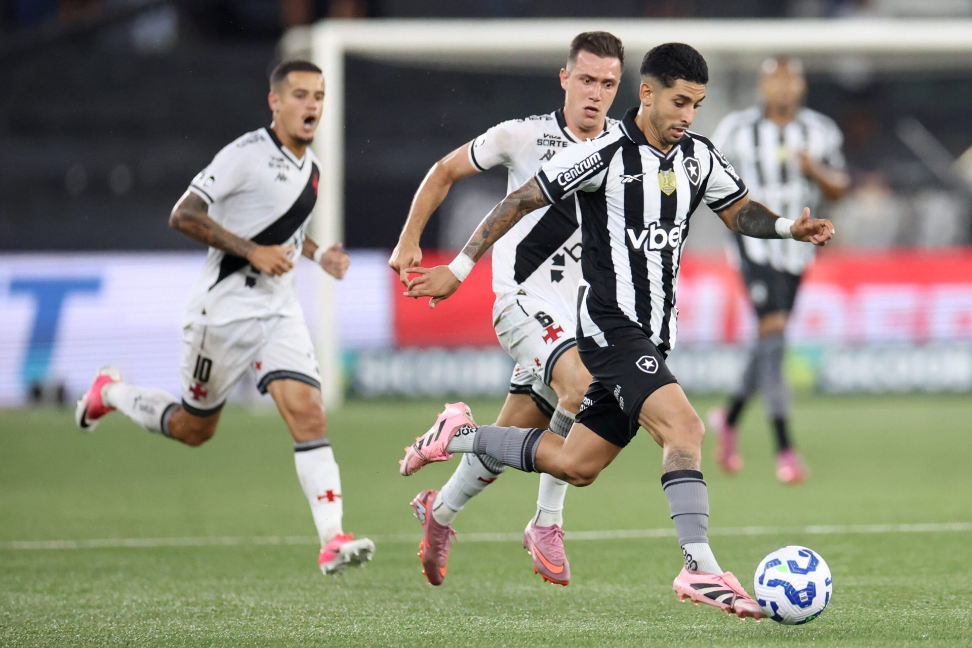 Botafogo supera Vasco em jogo do Brasileirão com virada por 2 a 1.