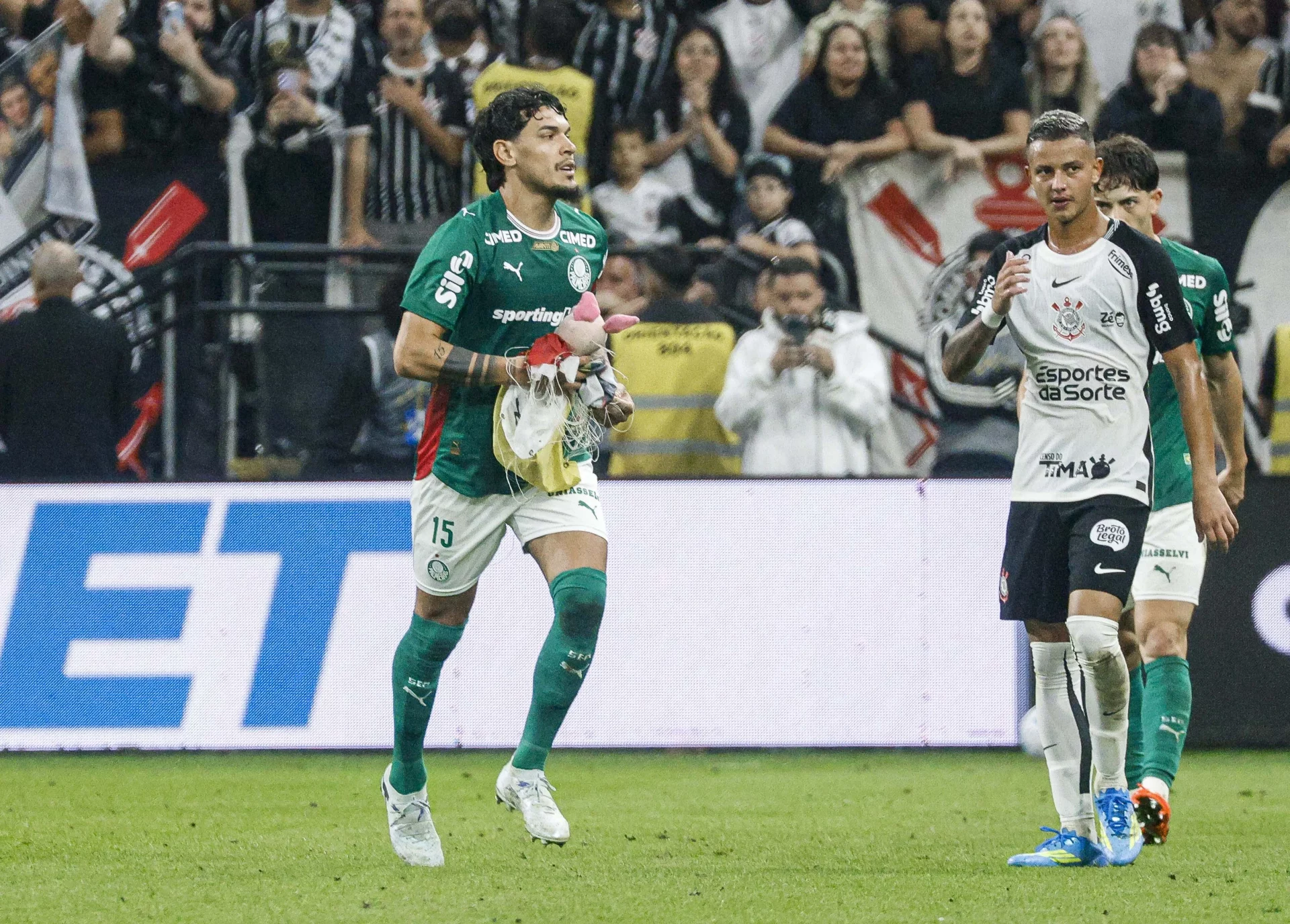 Corinthians pode perder mando de campo por 10 jogos após confusão no clássico contra o Palmeiras.
