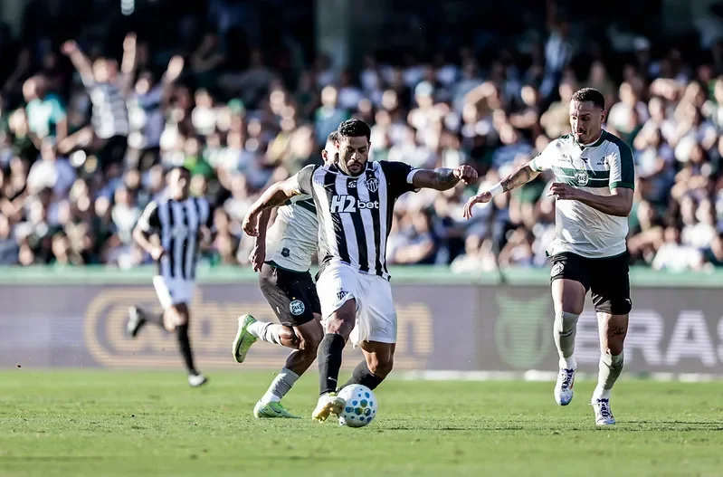 Coritiba vence Atlético-MG com gols de Breno Lopes e Pedro Rocha no Campeonato Brasileiro.