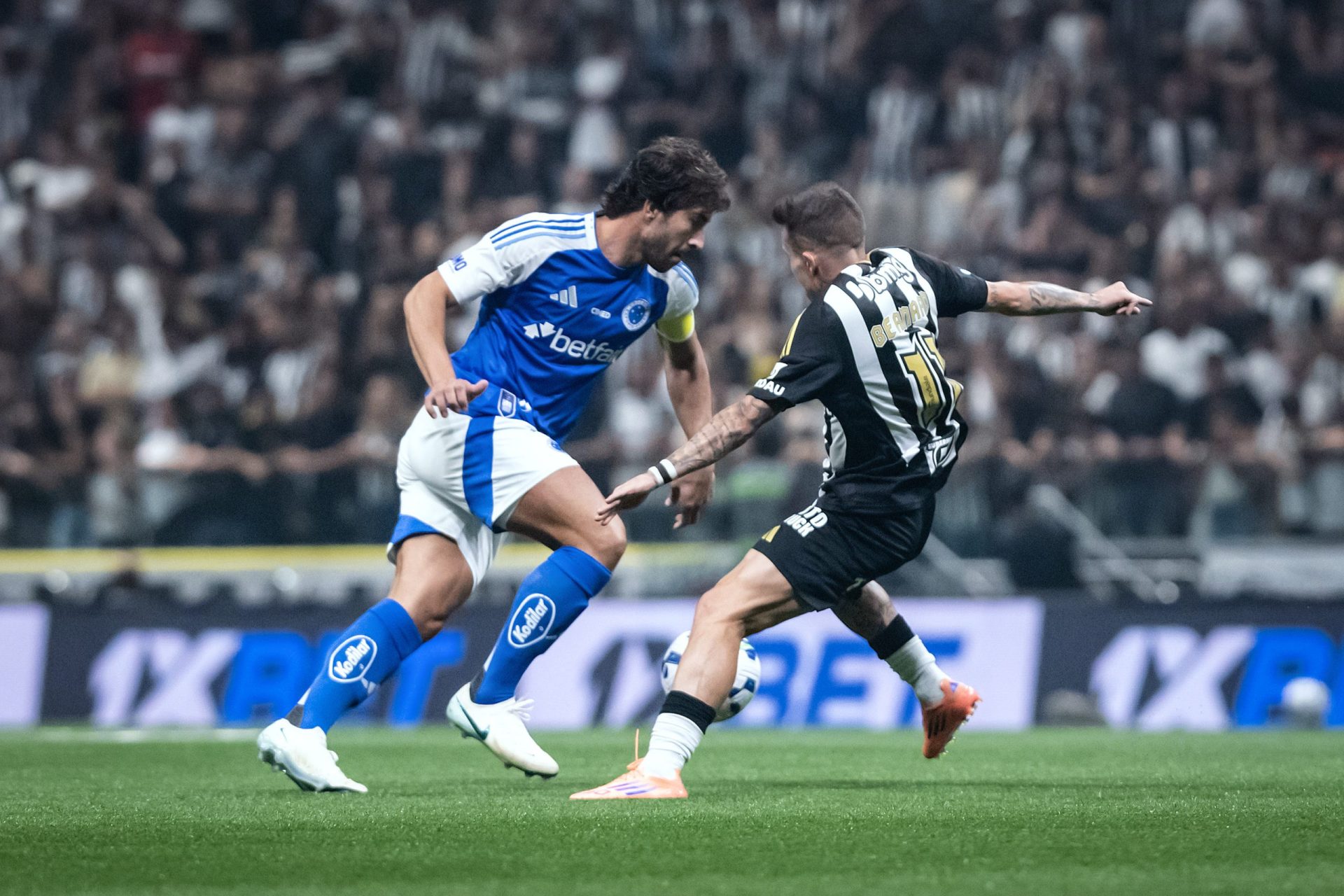 Cruzeiro supera Red Bull Bragantino e melhora sua posição no Campeonato Brasileiro.