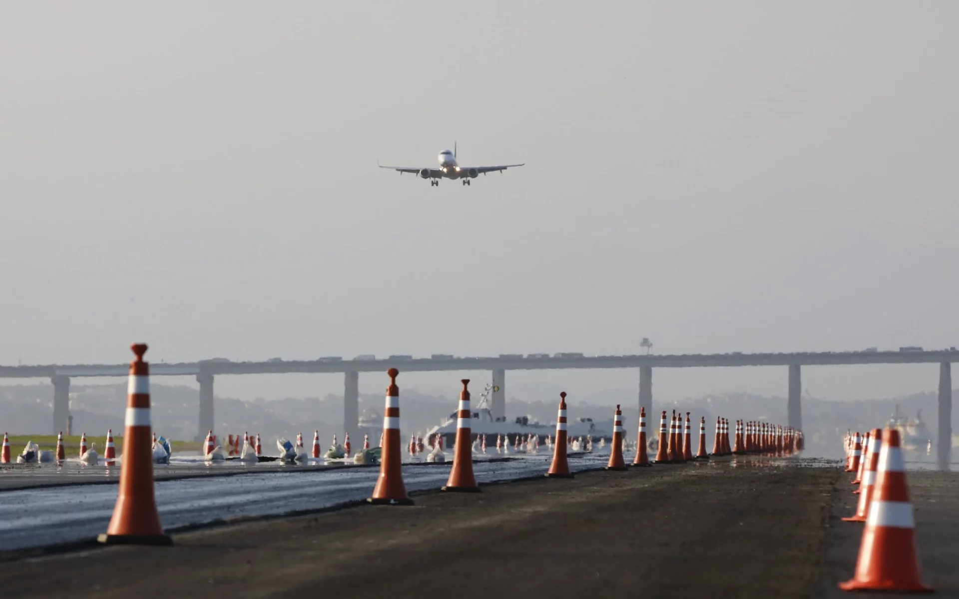 Governo zera impostos sobre querosene de aviação para reduzir custos das empresas aéreas.
