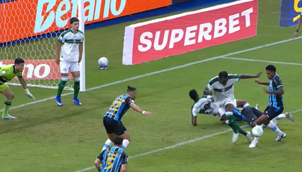 Grêmio bate Coritiba em jogo com 3 gols anulados e 2 expulsões