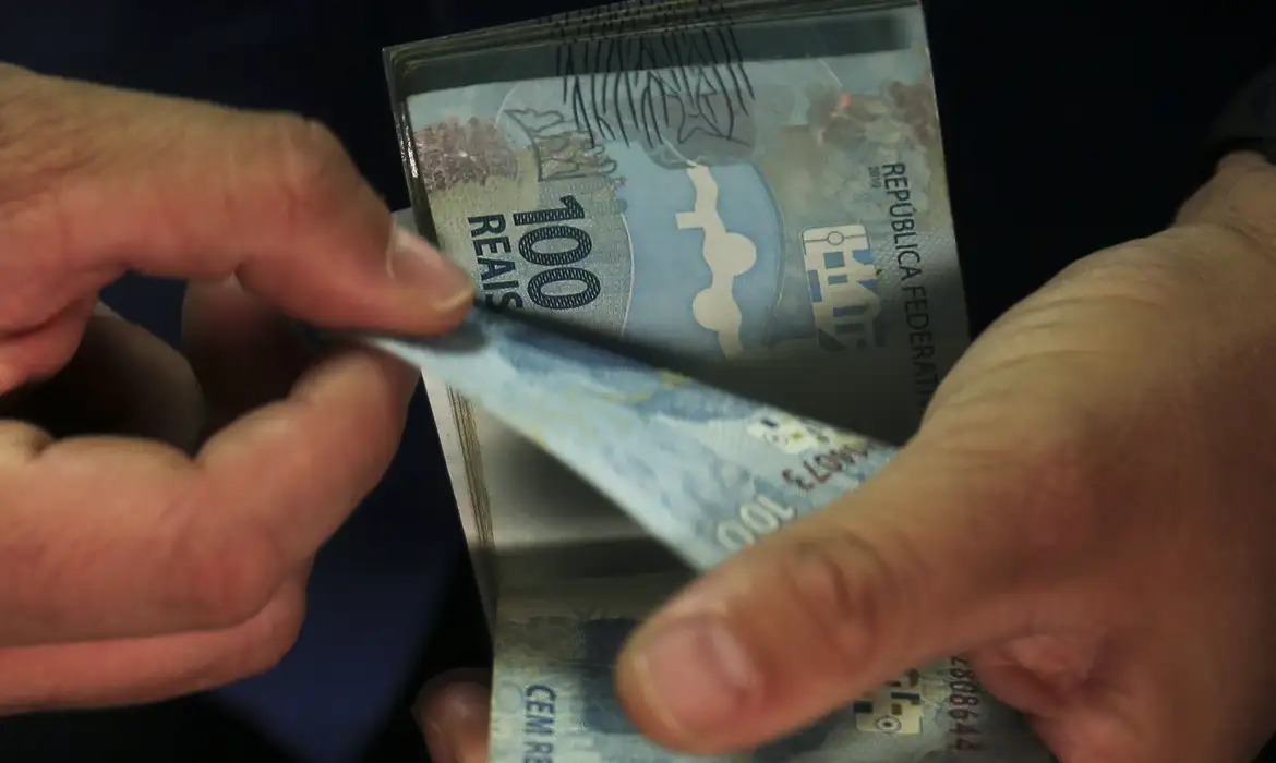 Existem diversos conteúdos gratuitos, de educação financeira, disponíveis que ajudam na tomada de decisões. Foto: José Cruz/Agência Brasil